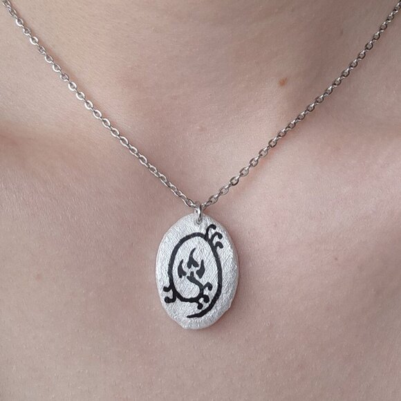 Iridescent Victorian Gothic floral necklace with a small silver chain - Picture 5 of 11